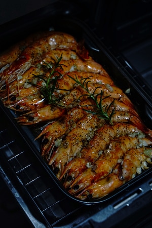 疫情防控中的新年-煲仔饭-腊鱼干-烤虾-食物 图片素材