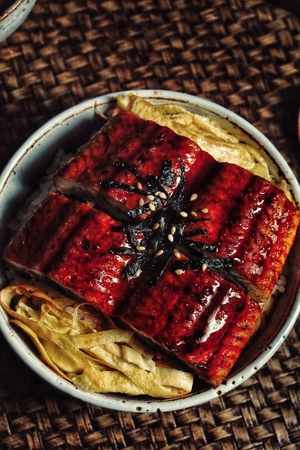宅家美食-焖饭-蒲烧鳗鱼-味增汤-美食 图片素材