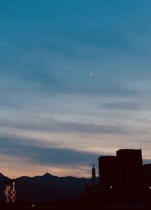 手机摄影-旅行-月亮-残月-半月 图片素材