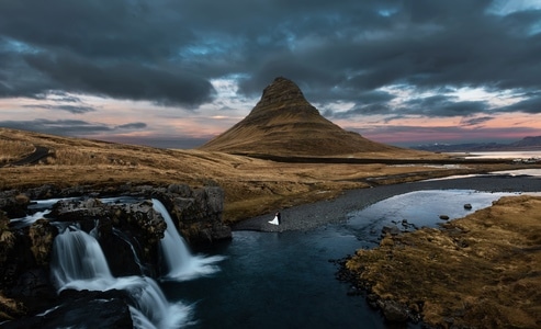 冰岛草帽山下的婚纱-冰岛草帽山下的风光-风光-风景-河流 图片素材