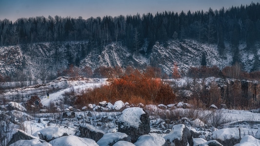 雪-峡谷-暖-树林-小河 图片素材