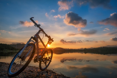 朝阳-骑行-水域-风景-湖 图片素材