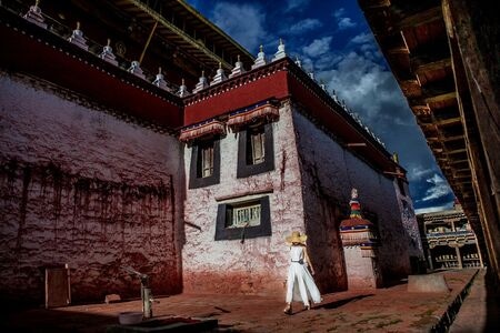 西藏-桑耶寺-桑耶寺-古建筑-女人 图片素材