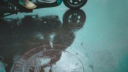 街拍-地面-道路-两轮车-骑车人 图片素材