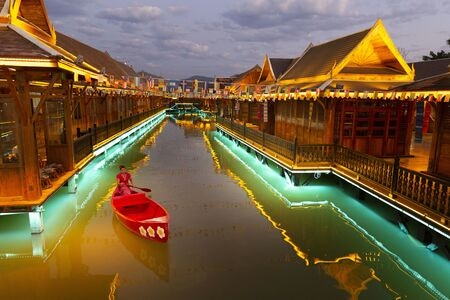 风光-光影-旅行-房屋-河流 图片素材