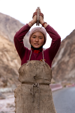 西藏-高原-藏地-朝拜-女性 图片素材
