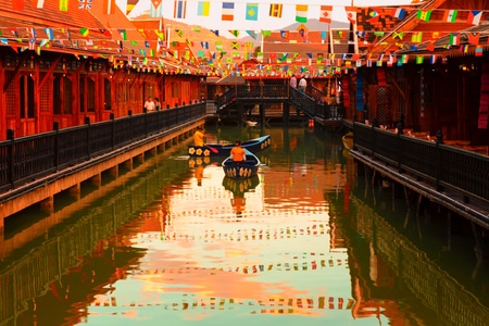 色彩-夕阳-水上市场-河流-房屋 图片素材