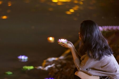 人像-夜景-西双版纳-水灯节-女性 图片素材
