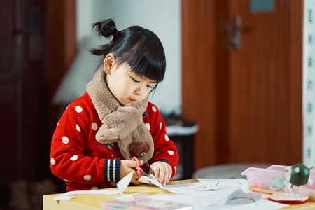 宅家-红毛衣-手工-剪纸-女孩 图片素材