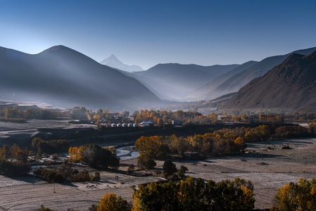 318国道上的金秋时节-自然-自然风光-风景-风光 图片素材