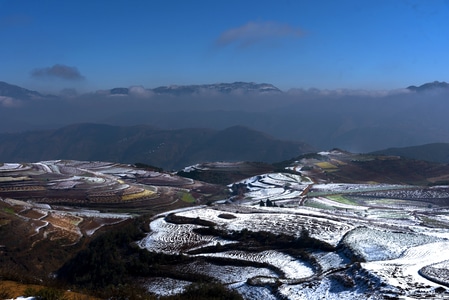 白雪下的红土地-红土地-梯田-风光-风景 图片素材