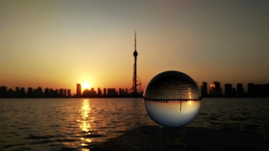 水晶球-夕阳-城市风景-河流-球 图片素材