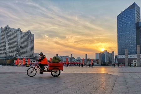夕阳-清洁工人-广场-清洁工人-环卫工 图片素材