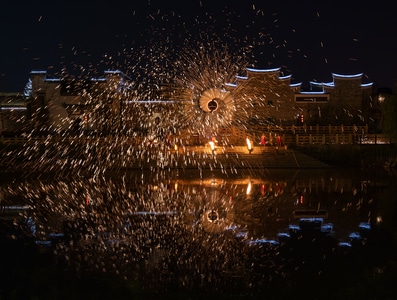 千花万花半空起-打铁花-房屋-建筑-打铁花 图片素材