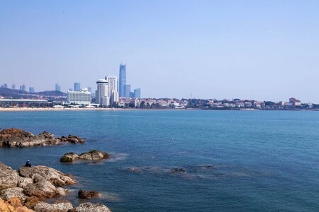 城市-春天-海-海面-礁石 图片素材