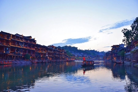 旅行-户外-风景-江边-古城 图片素材