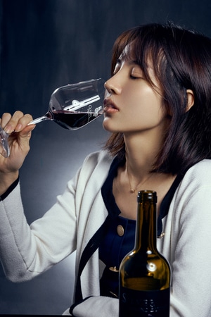 人像-光影-红酒-女性-女人 图片素材