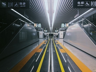 手机摄影-记录-地铁站-站台-乘客 图片素材