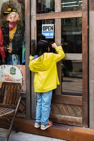 纪实-女孩-街拍-服装店-女孩 图片素材