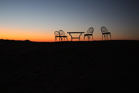 旅行-撒哈拉沙漠-桌子-椅子-晚霞 图片素材