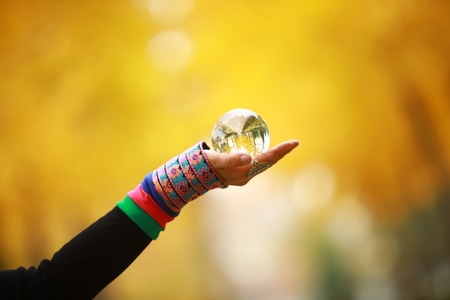 抓拍-秋天-风景-水晶球-手臂 图片素材