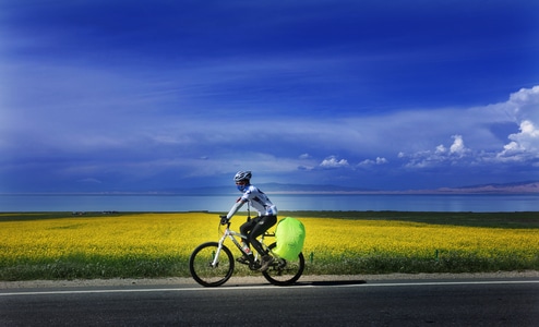 抓拍-旅行-极简-游客-自行车 图片素材