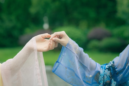 人像-汉服-石榴湾-手-牵手 图片素材