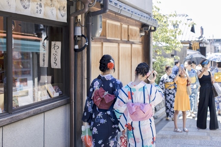 日本-京都-和服-艺伎-扫街 图片素材