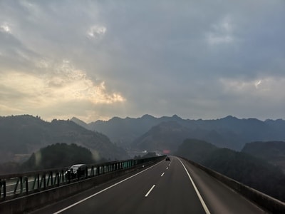 珞寂朵-晨曦-晚霞-旅途-山 图片素材