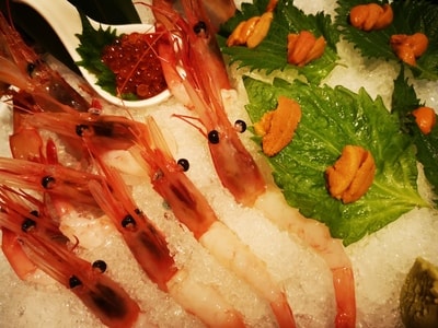 日料-海胆-甜虾-三文鱼籽-珞寂朵 图片素材