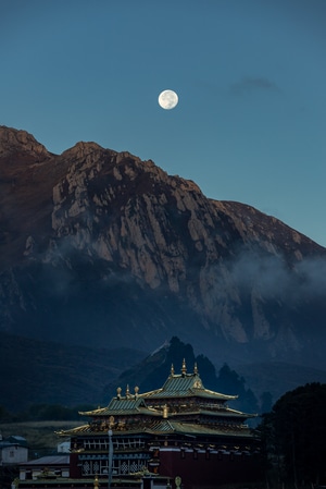 自然-雾-风光-寺庙-月亮 图片素材