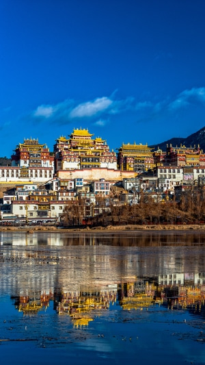 云南-迪庆-香格里拉-松赞林寺-倒影 图片素材