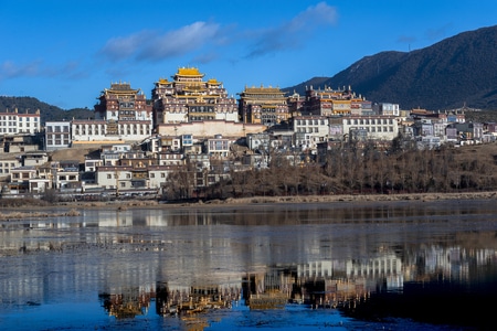 云南-迪庆-香格里拉-松赞林寺-蓝天白云 图片素材