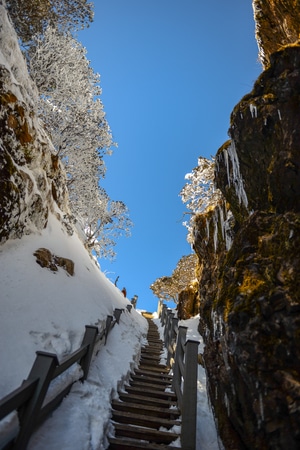 轿子山-昆明-蓝天-雪景-一线天 图片素材