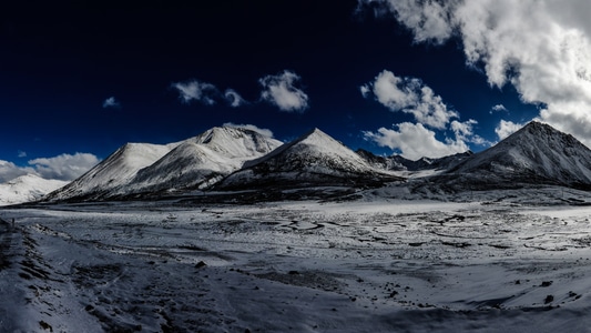 西藏-东达山-318国道-蓝天白云-雪山 图片素材