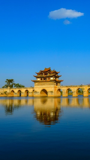 云南-建水-双龙桥-蓝天-白云 图片素材