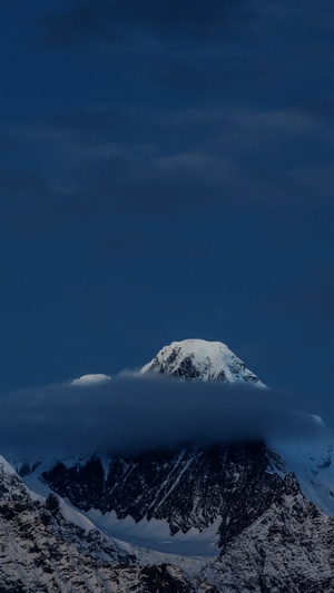 214国道-梅里雪山-雪山-蓝天-白云 图片素材
