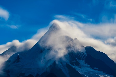 你好2020-白云-蓝天-缅茨姆-梅里雪山 图片素材