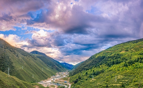 甘孜藏族自治州-高视角-白云-蓝天-旅游景点 图片素材
