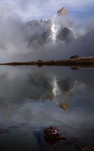 高原神鹰-美轮美奂的镜湖-间歇泉-山-山峰 图片素材