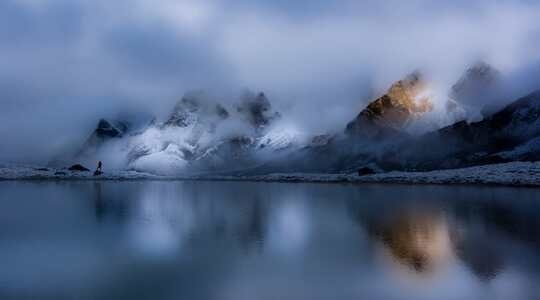 高原神鹰-美轮美奂的镜湖-迷雾-间歇泉-山 图片素材