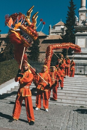 年味-欧洲-新年舞龙-男人-男性 图片素材