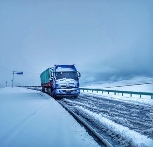 大雪-在路上-风景-道路-车辆 图片素材