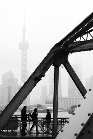 上海-街拍-码头-吊桥-行人 图片素材