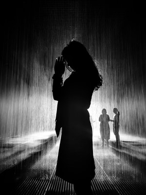 手机摄影-上海-女人-女性-雨天 图片素材