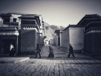 旅行-暗黑-行人-房屋-建筑 图片素材