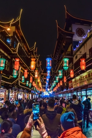 豫园城隍庙-过节的人们-街道-古建筑-灯笼 图片素材