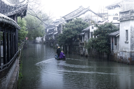 枫泾古镇-雨中河道保洁-枫泾古镇-古镇-房屋 图片素材