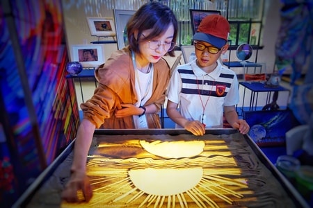 中国艺术节-让孩子体验沙画的乐趣-女人-女性-男孩 图片素材