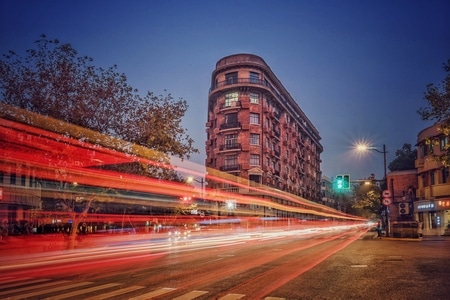 淮海西路上-武康大楼s-车流-车水马龙-道路 图片素材